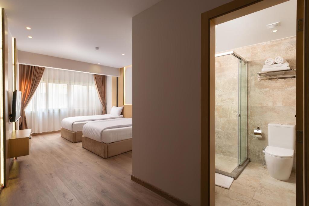 Koupelna v ubytování Elegance Grand City Hotel