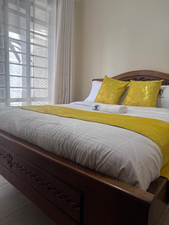 Postel nebo postele na pokoji v ubytování Cedar Home