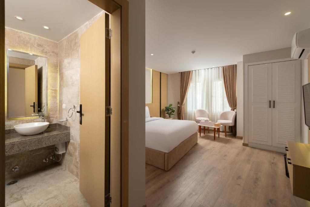 Postel nebo postele na pokoji v ubytování Elegance Grand City Hotel