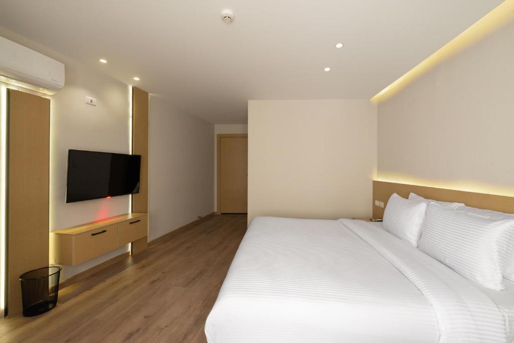 TV a/nebo společenská místnost v ubytování Elegance Grand City Hotel