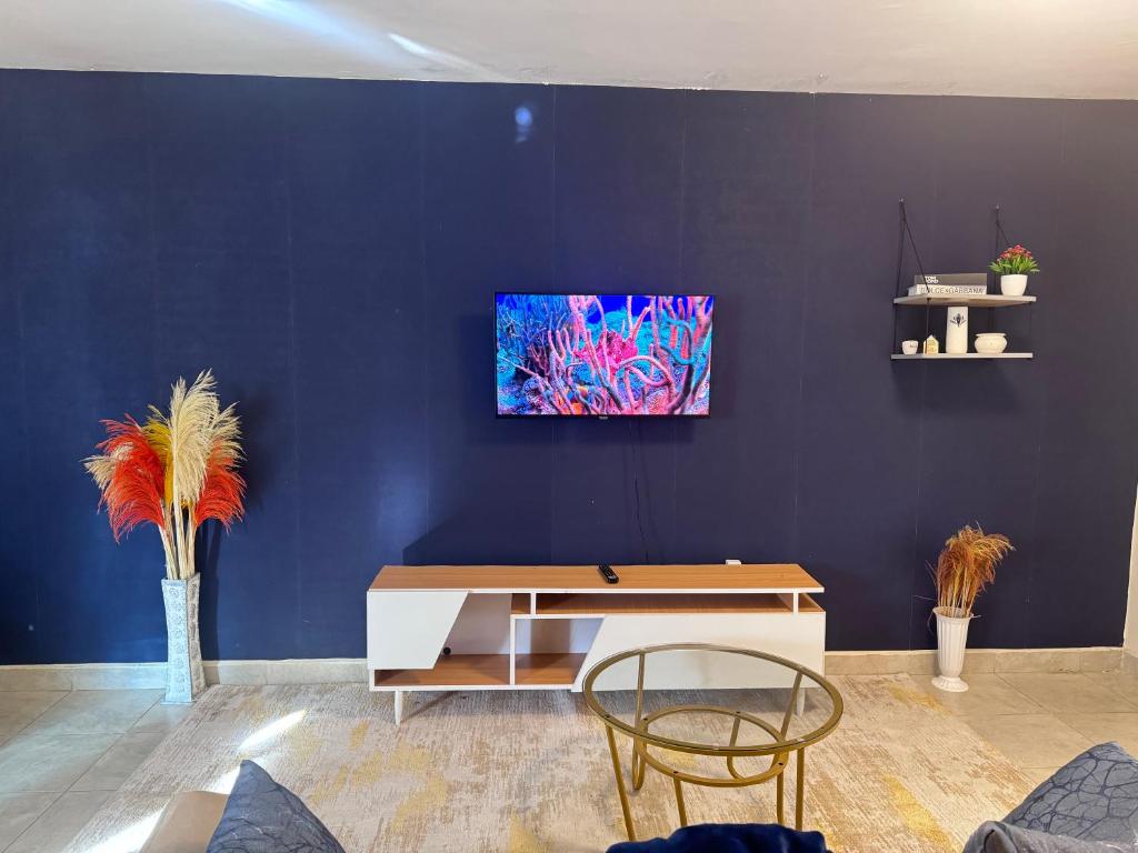 TV a/nebo společenská místnost v ubytování Cedar Home