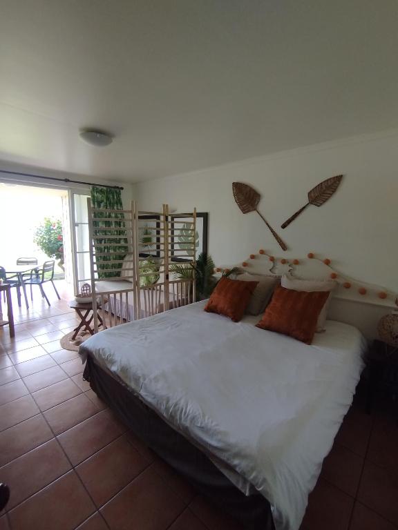 Letto o letti in una camera di Bambou Suite vue mer à 50 m de la plage et de la piscine