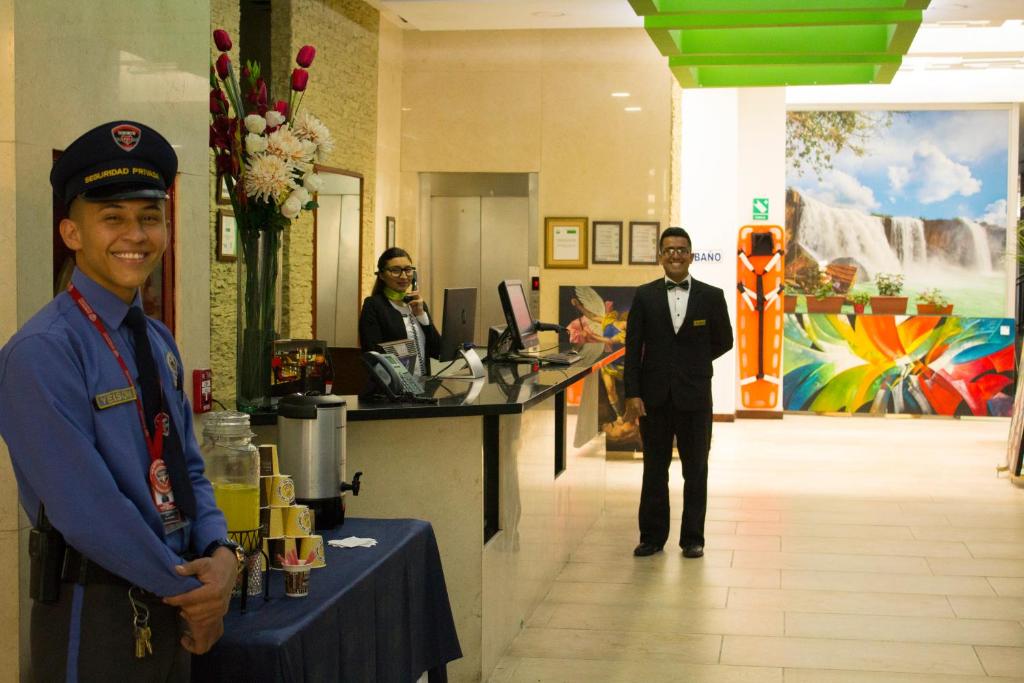 Členové personálu v ubytování Hotel macao colombia