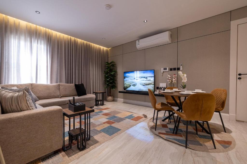 a living room with a couch and a table at شقه 7فاخره ثلاث غرف نوم وجلسه خارجيه in Riyadh