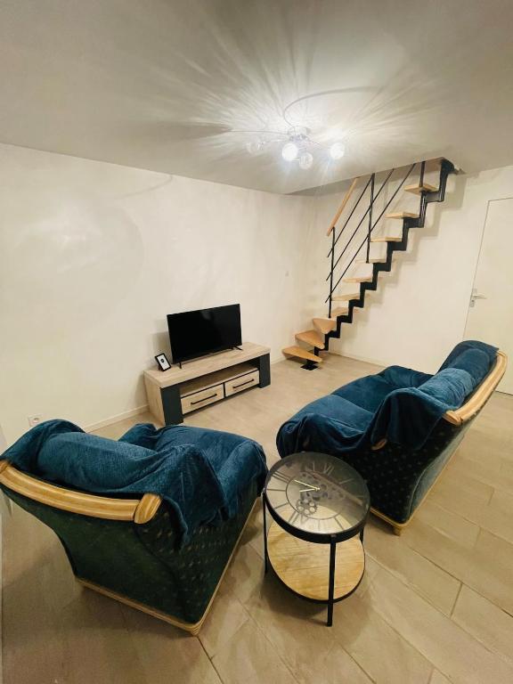 un salon avec deux canapés et une télévision dans l'établissement Maison centre ville, à Calais