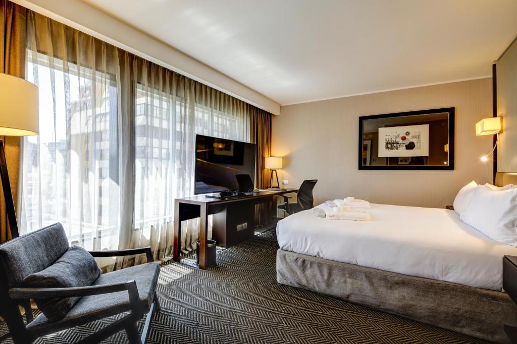 TV a/nebo společenská místnost v ubytování DoubleTree by Hilton Santiago - Vitacura
