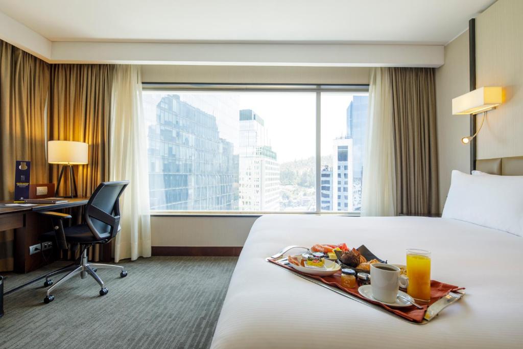 Postel nebo postele na pokoji v ubytování DoubleTree by Hilton Santiago - Vitacura