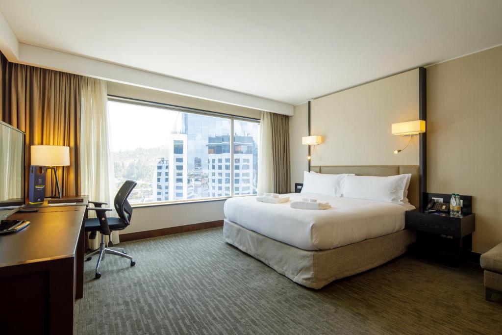 Postel nebo postele na pokoji v ubytování DoubleTree by Hilton Santiago - Vitacura