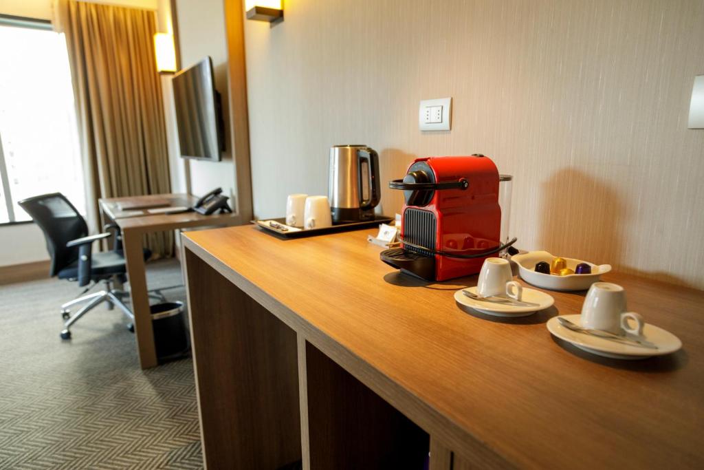 Příslušenství pro přípravu čaje a kávy v ubytování DoubleTree by Hilton Santiago - Vitacura