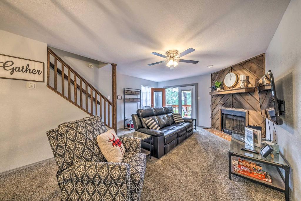 Et opholdsområde på Hike, Golf and Explore Ruidoso Retreat with Deck!