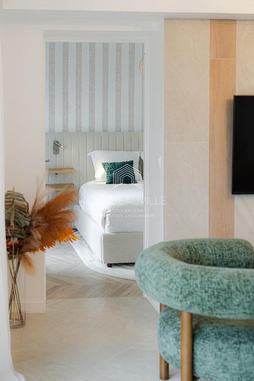 - un salon avec un canapé blanc et une chaise dans l'établissement La Villa Joyabella CLS Deauville, à Deauville