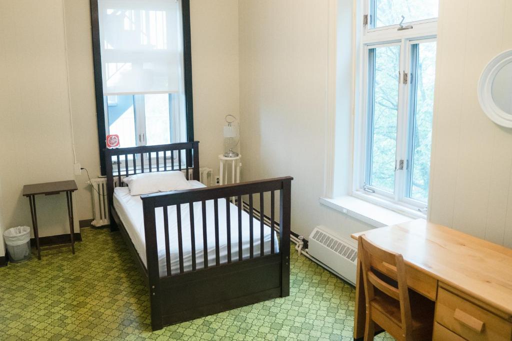 Postel nebo postele na pokoji v ubytování Auberge de Jeunesse des Balcons
