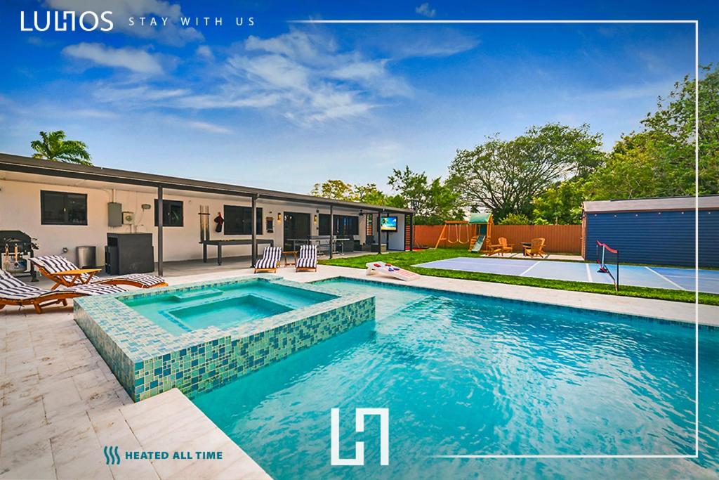 una piscina frente a una casa en Luxury Getaway with Retreat Heated pool and Jacuzzi L31, en Miami