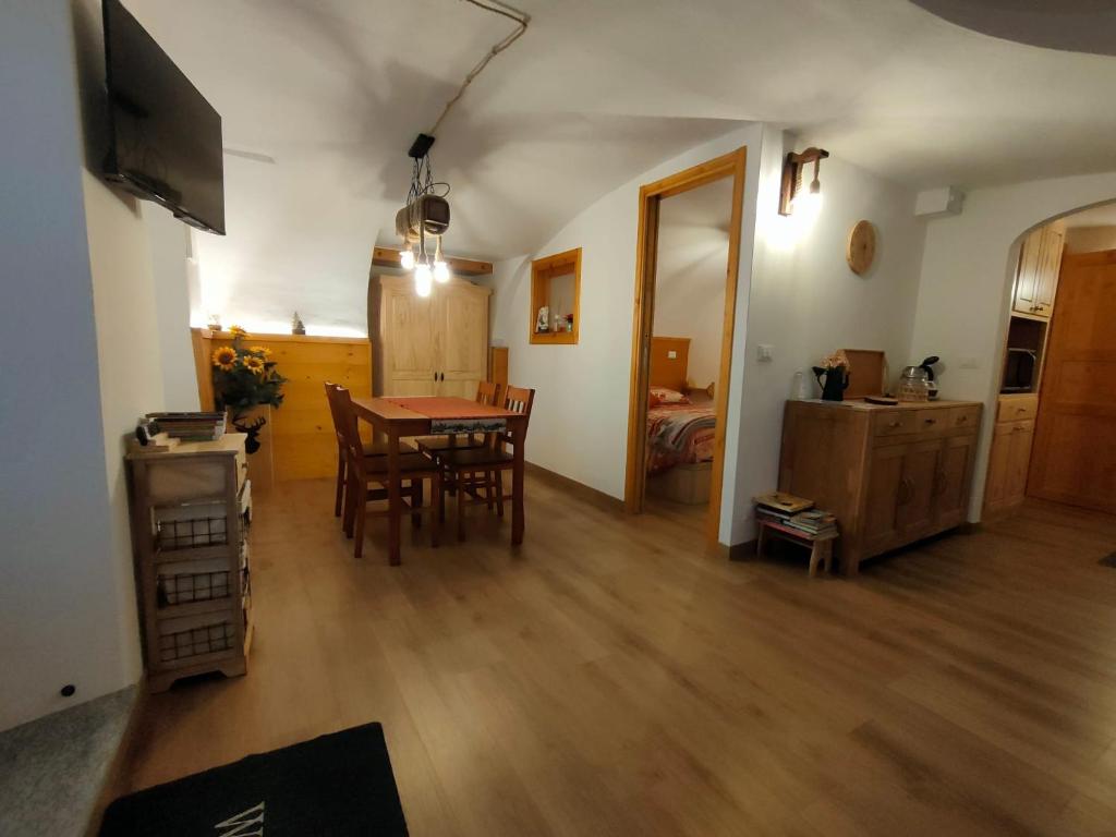 TV a/nebo společenská místnost v ubytování alloggio in centro con giardino