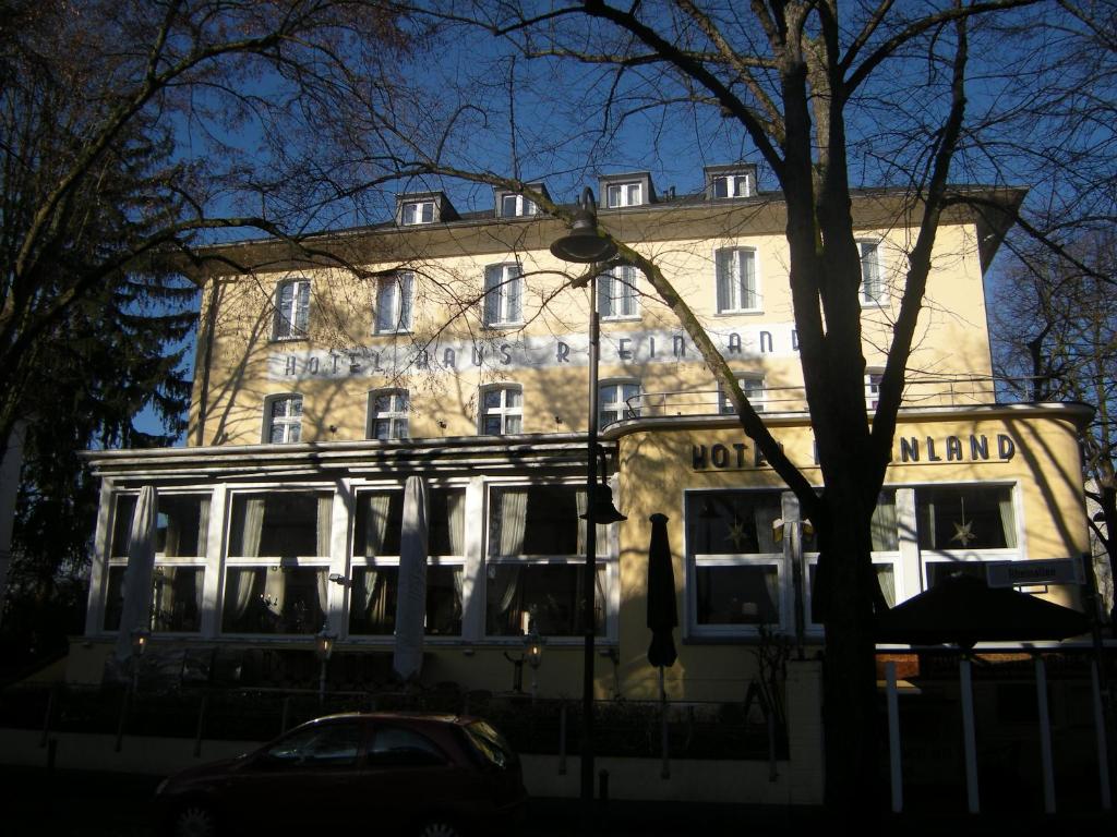 ein Gebäude mit einem Schild an der Seite in der Unterkunft Hotel Rheinland Bonn - Bad Godesberg in Bonn