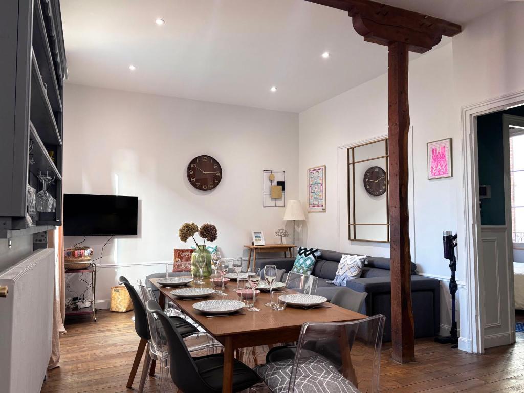 un salon avec une table et un canapé dans l'établissement Maison Rémoise Hyper Centre - Parking - Terrace, à Reims