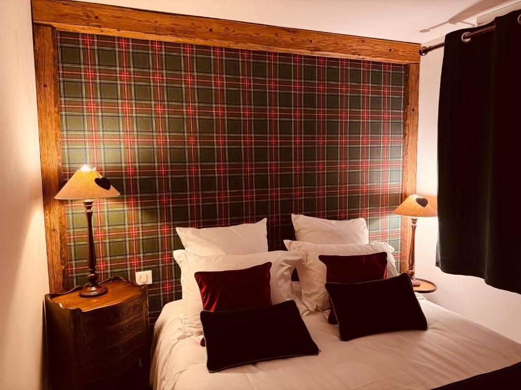 - un lit avec 2 lampes et 2 oreillers dans l'établissement Les Fermes de Cal Panche Le Petit Relais, aux Angles