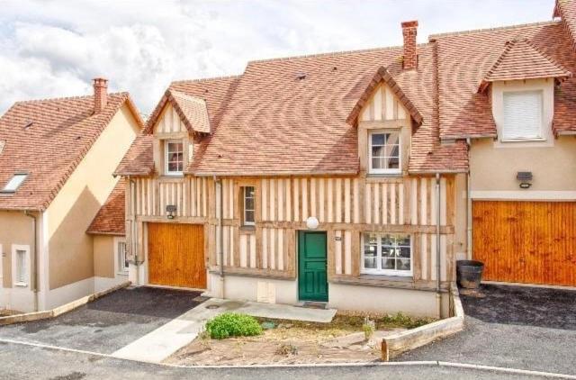 une grande maison en bois avec une porte verte dans l'établissement Villa Kdo 4 chambres CLS Deauville, à Deauville