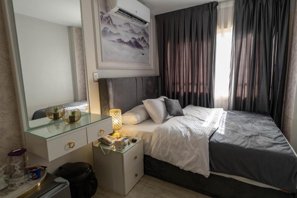 Postel nebo postele na pokoji v ubytování Lotus Al-Tahrir hotel