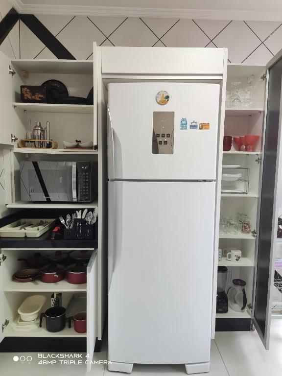 Kuchyň nebo kuchyňský kout v ubytování Casa Térrea 3 quartos, sendo 1 suíte Maringá