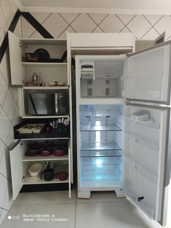 Kuchyň nebo kuchyňský kout v ubytování Casa Térrea 3 quartos, sendo 1 suíte Maringá