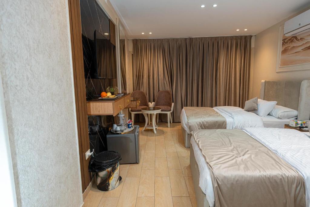 Postel nebo postele na pokoji v ubytování Lotus Al-Tahrir hotel