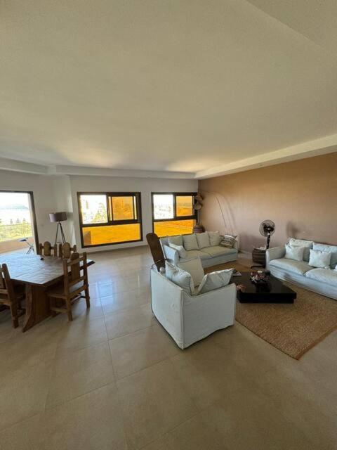 Una sala de estar con dos sofás y una mesa. en King's Lair, Embassy Ocean View Apartment, Dakar, Senegal, en Dakar