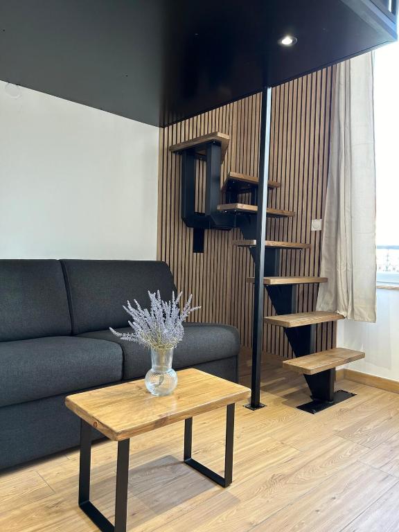 un salon avec un canapé et une table basse dans l'établissement Studio en plein cœur de Nice, à Nice