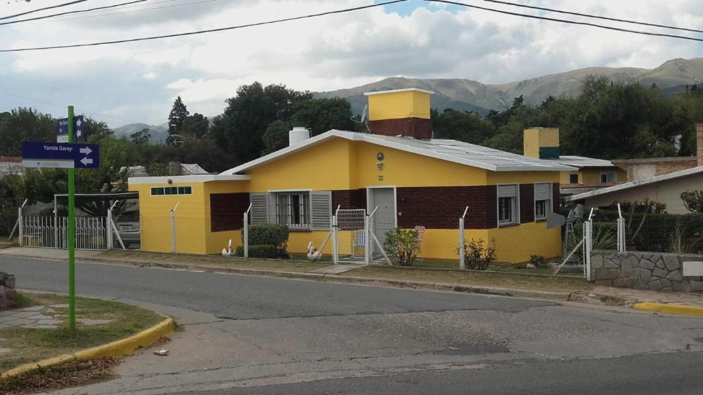 ein gelbes Haus am Straßenrand in der Unterkunft casa de descanso el molino 2 in Cordoba