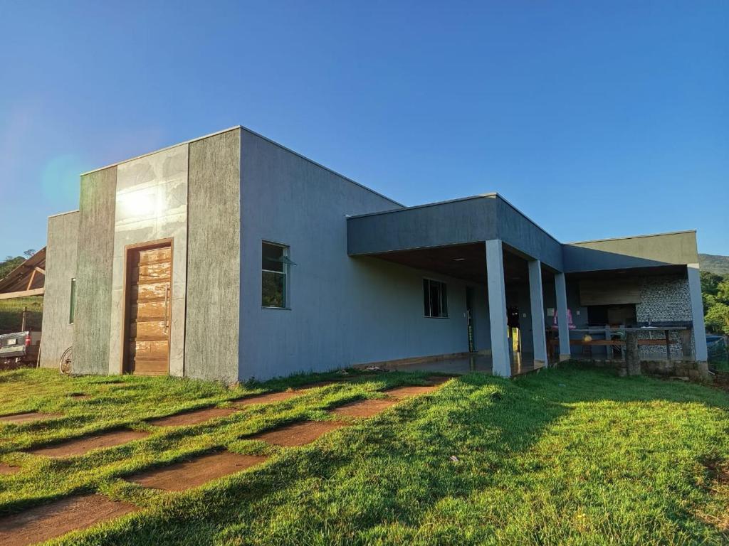 a house on a hill with a grass yard at Casa Goulart in Capitólio
