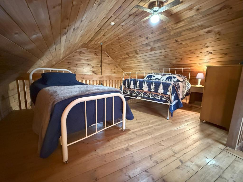 Postel nebo postele na pokoji v ubytování Sleepy Bear Cabin-Watch the Sunset, Dogs welcome with Pet Rate
