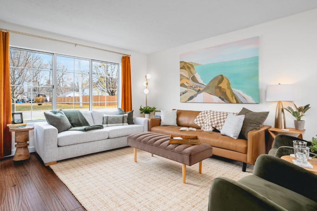 un soggiorno pieno di mobili e una grande finestra di NEW Barlow by the Bay 3BR Townhome Downtown a Traverse City