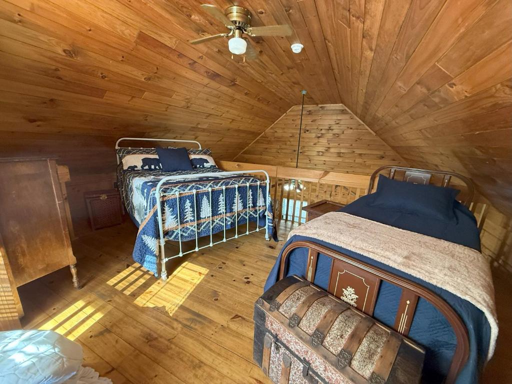 Postel nebo postele na pokoji v ubytování Cozy Bear Cabin-Stunning Mountain View, Dogs welcome with Pet Rate