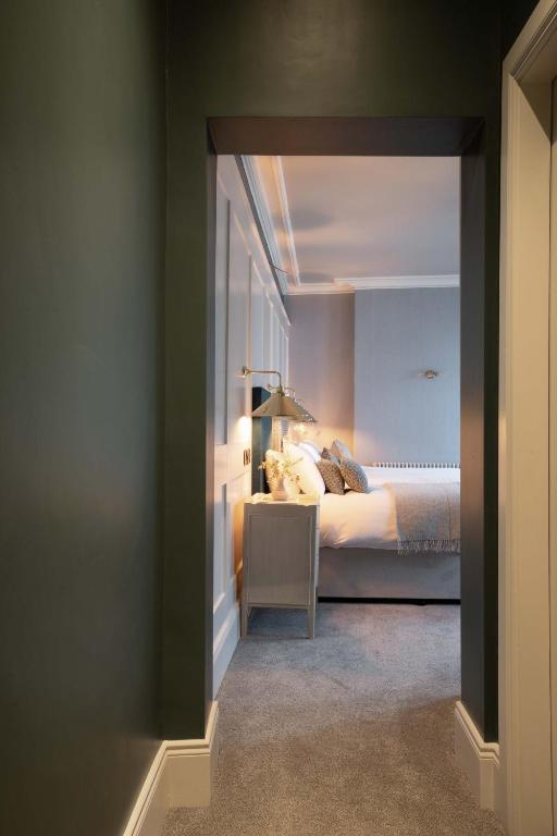 Postel nebo postele na pokoji v ubytování Creighton Hotel