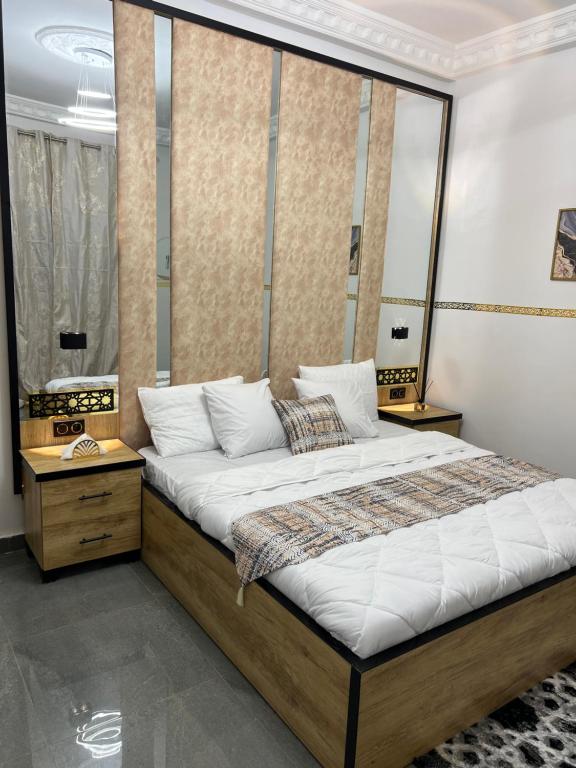 Ένα ή περισσότερα κρεβάτια σε δωμάτιο στο Luxury chambre accès résidence2 Ngor-Almadies