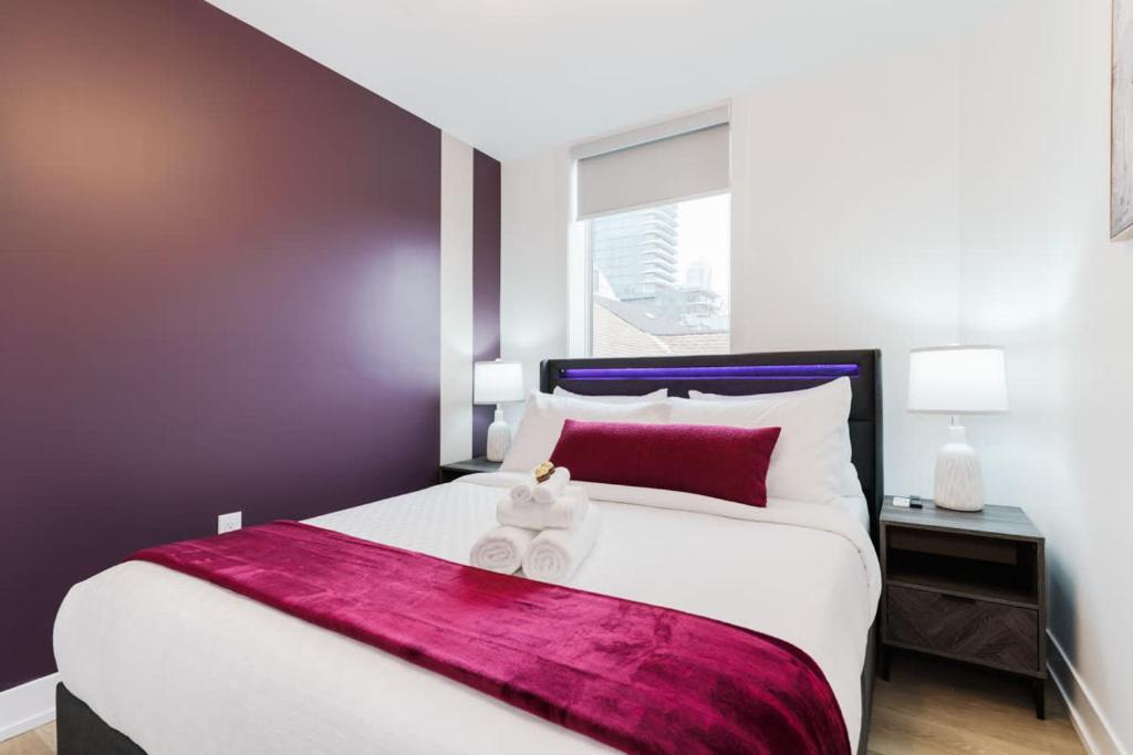 Postel nebo postele na pokoji v ubytování Modern Suite 3 min to Transit Downtown Toronto