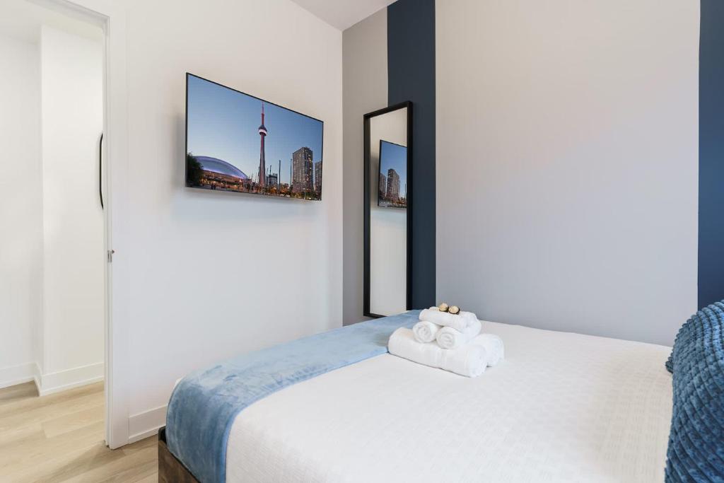 Postel nebo postele na pokoji v ubytování Modern Suite 3 min to Transit Downtown Toronto