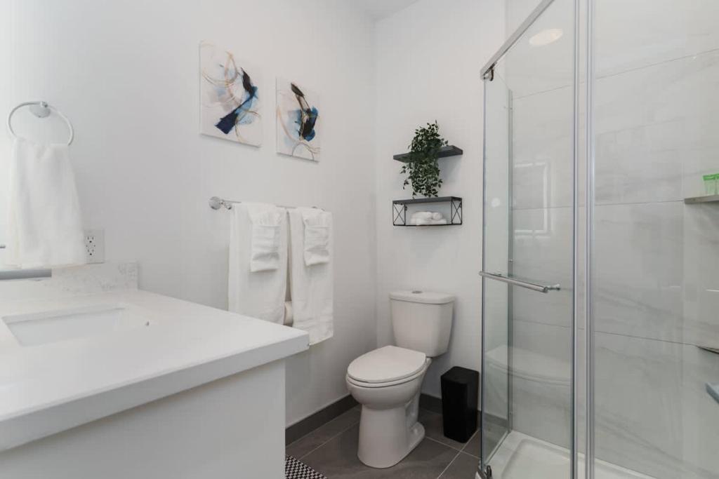 Koupelna v ubytování Modern Suite 3 min to Transit Downtown Toronto