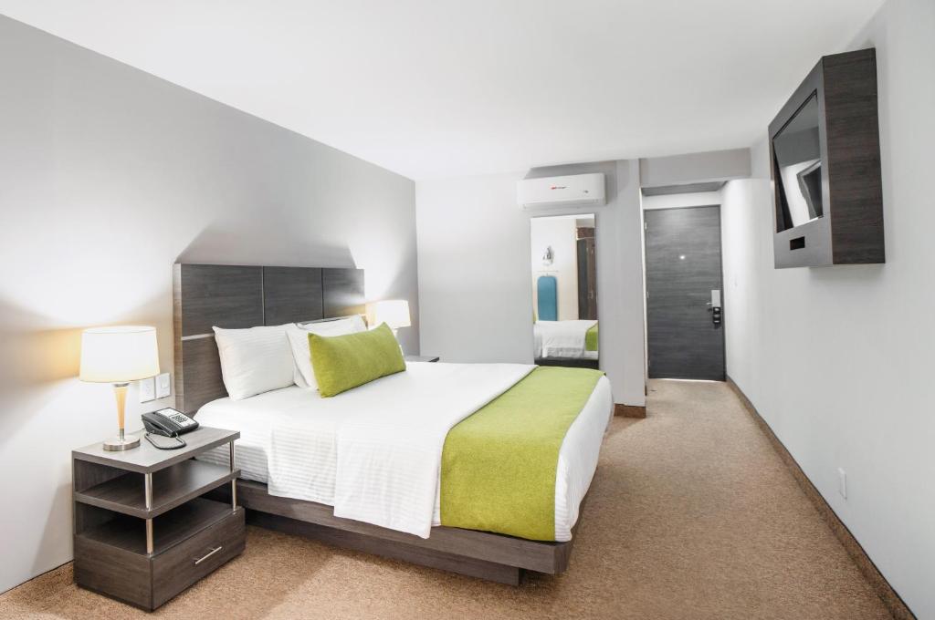 Postel nebo postele na pokoji v ubytování Hotel BeWow Querétaro