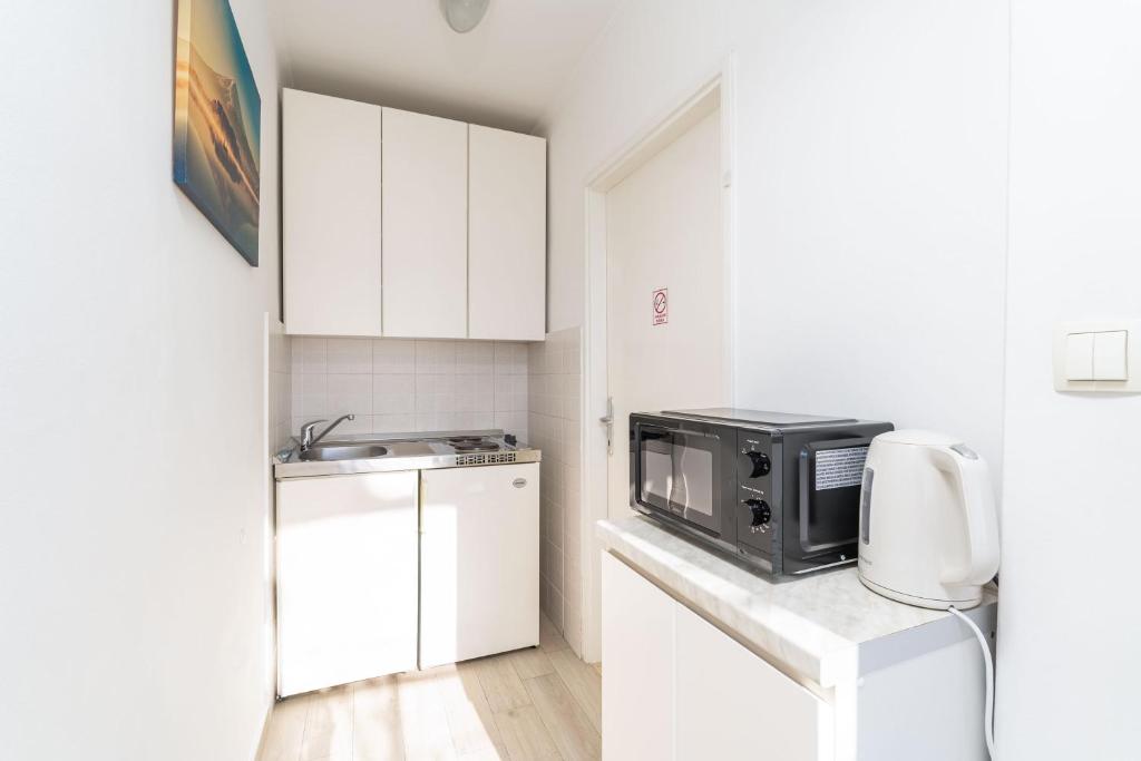 Kuchyňa alebo kuchynka v ubytovaní Apartments and Room Lora