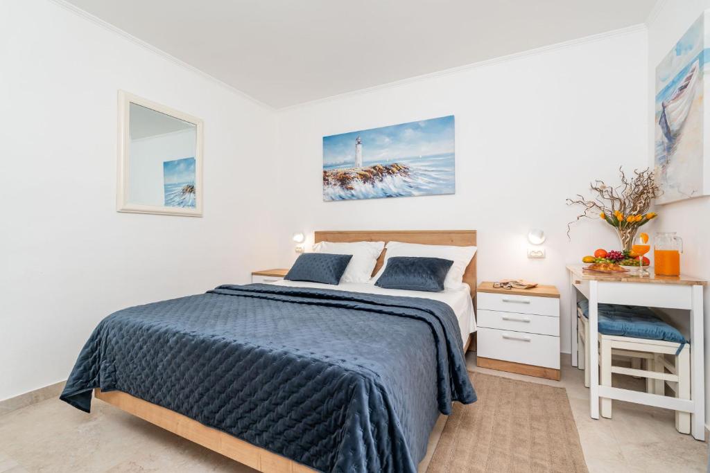 Posteľ alebo postele v izbe v ubytovaní Apartments and Room Lora