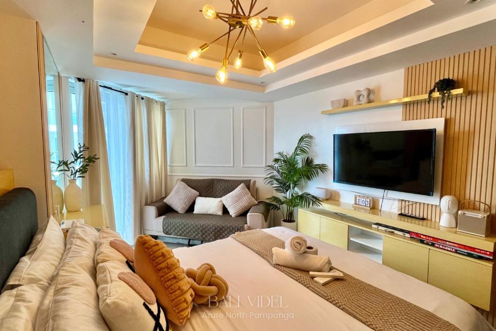 TV a/nebo společenská místnost v ubytování Bali Videl - Spacious Studio with Pool & Mt Arayat View