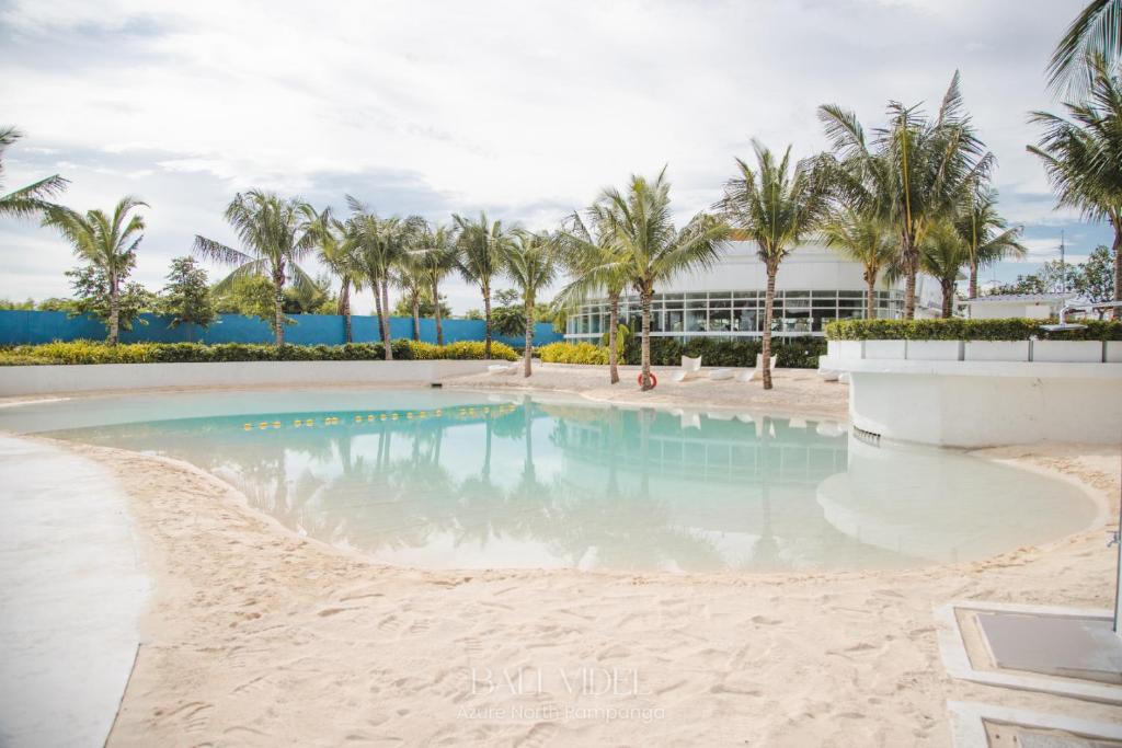 Bazén v ubytování Bali Videl - Spacious Studio with Pool & Mt Arayat View nebo v jeho okolí