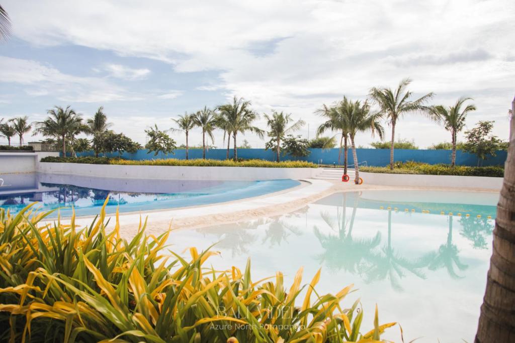 Bazén v ubytování Bali Videl - Spacious Studio with Pool & Mt Arayat View nebo v jeho okolí