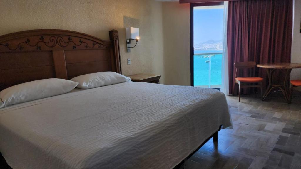 Postel nebo postele na pokoji v ubytování Copacabana Beach Hotel Acapulco