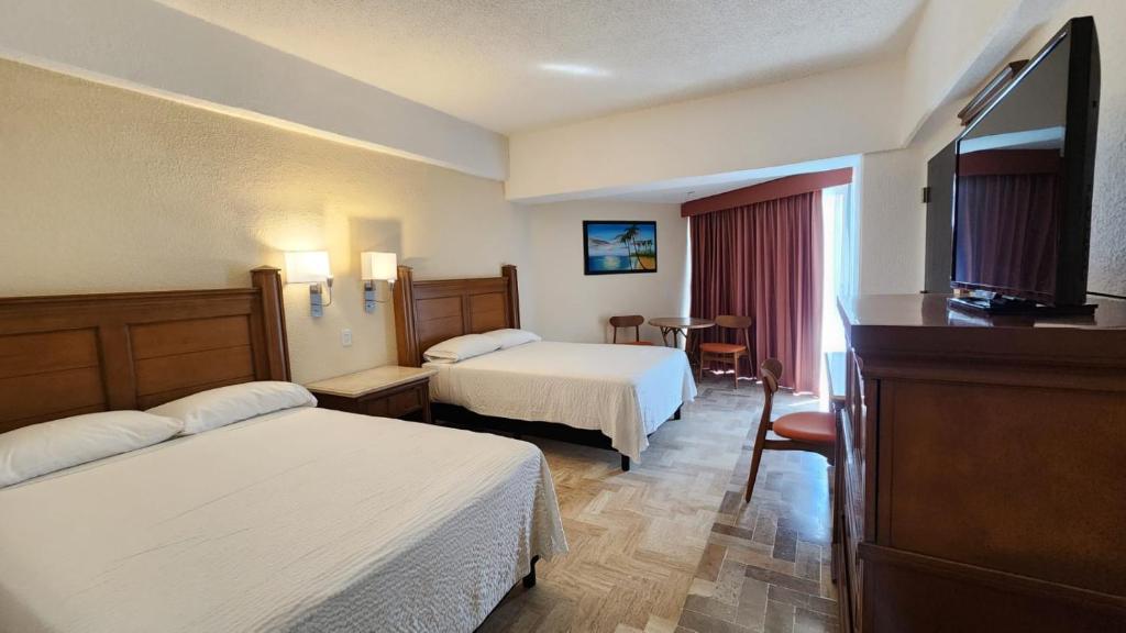 Postel nebo postele na pokoji v ubytování Copacabana Beach Hotel Acapulco