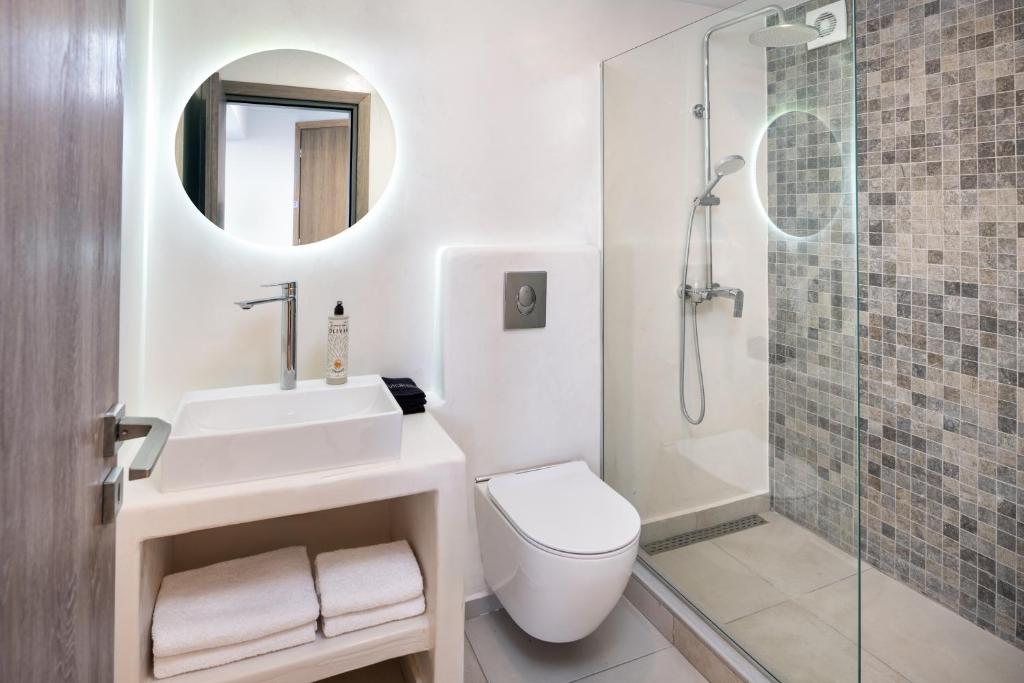 un bagno con wc, lavandino e doccia di Santorinn Suites Fira a Firà