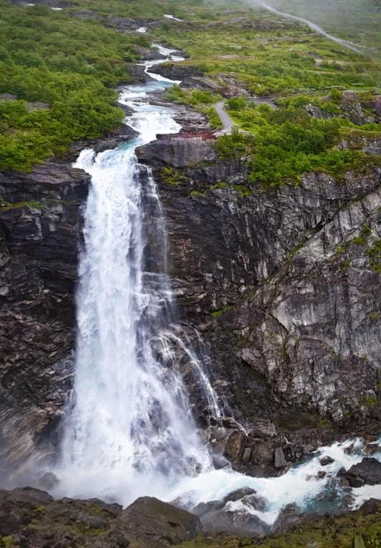una cascada a un lado de una montaña rocosa en Hotel Videseter, en Stryn