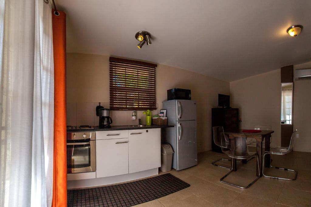 Aruba Tropic Apartments - Queen Studio Con Cocina