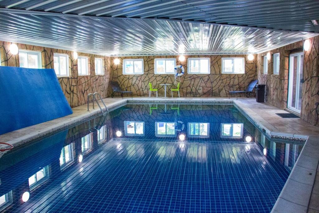 una grande piscina in una casa con di Hall of Fame Private Resort-9 Miles to Downtown Nashville Pools Arcade a Madison